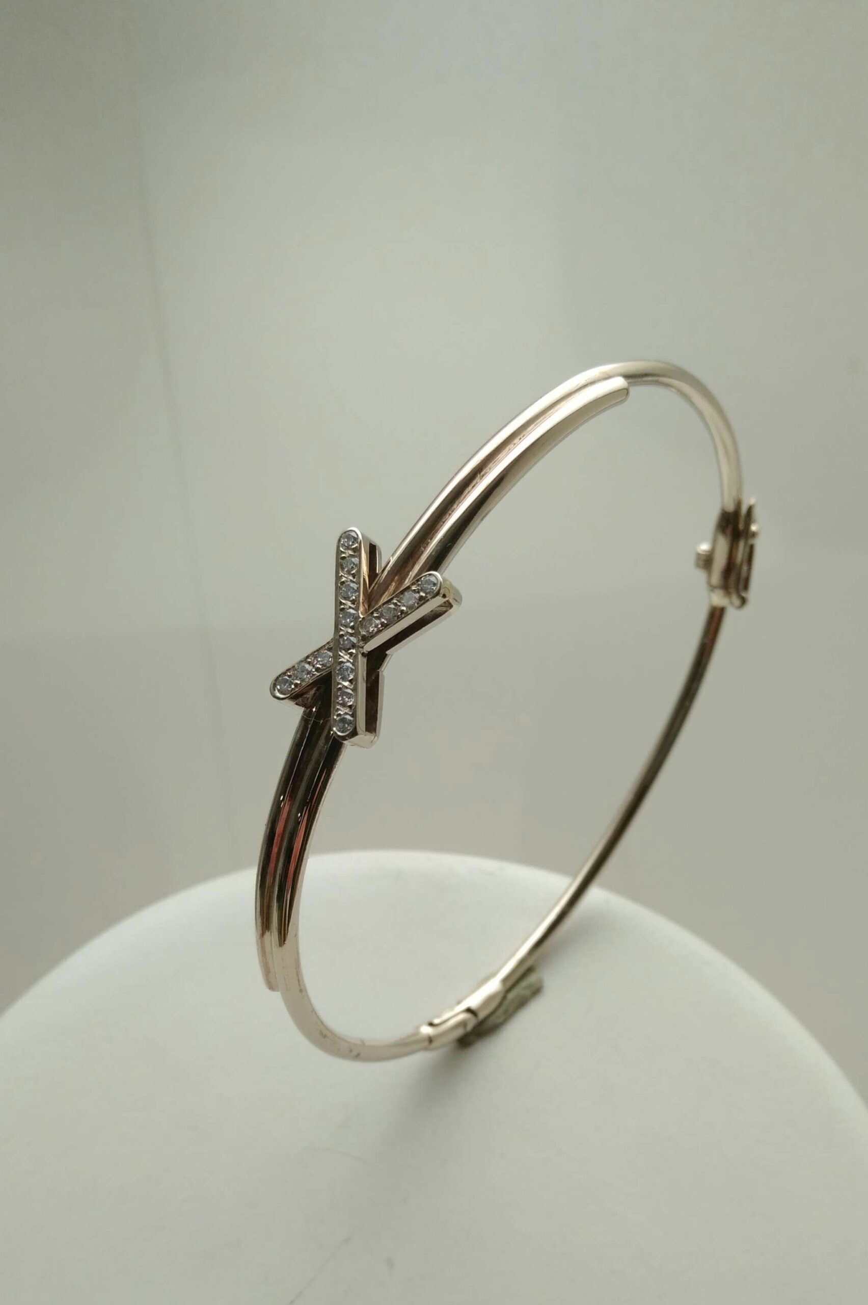 Bracelet avec une croix en or et diamants