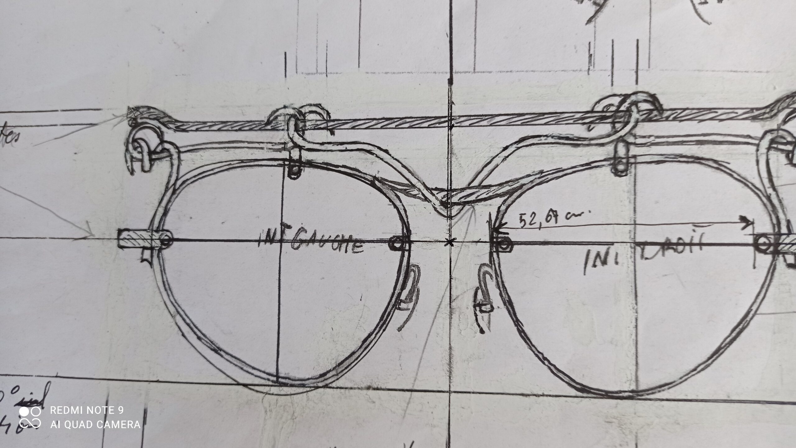 Dessin en amont réalisation d'une paire de lunettes bijoux